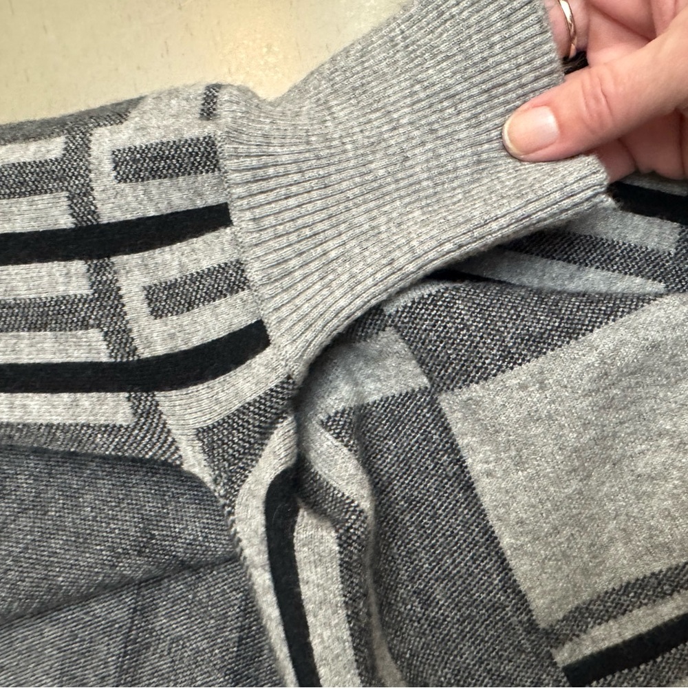 Gray and Black Plaid Women's Sweater wrap Short Sleeve with fringe EUC one size - Picture 6 of 7